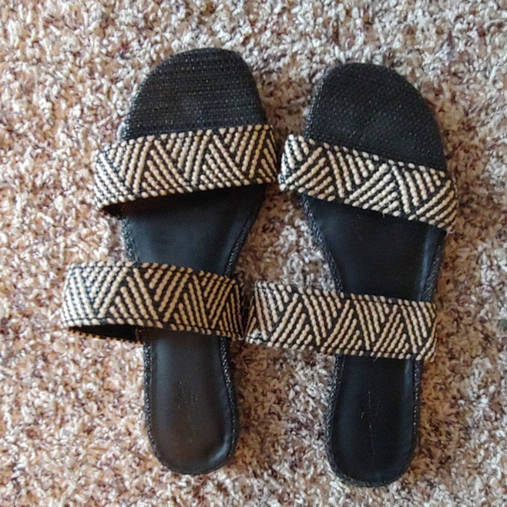 Universal Threads size 9 sandals